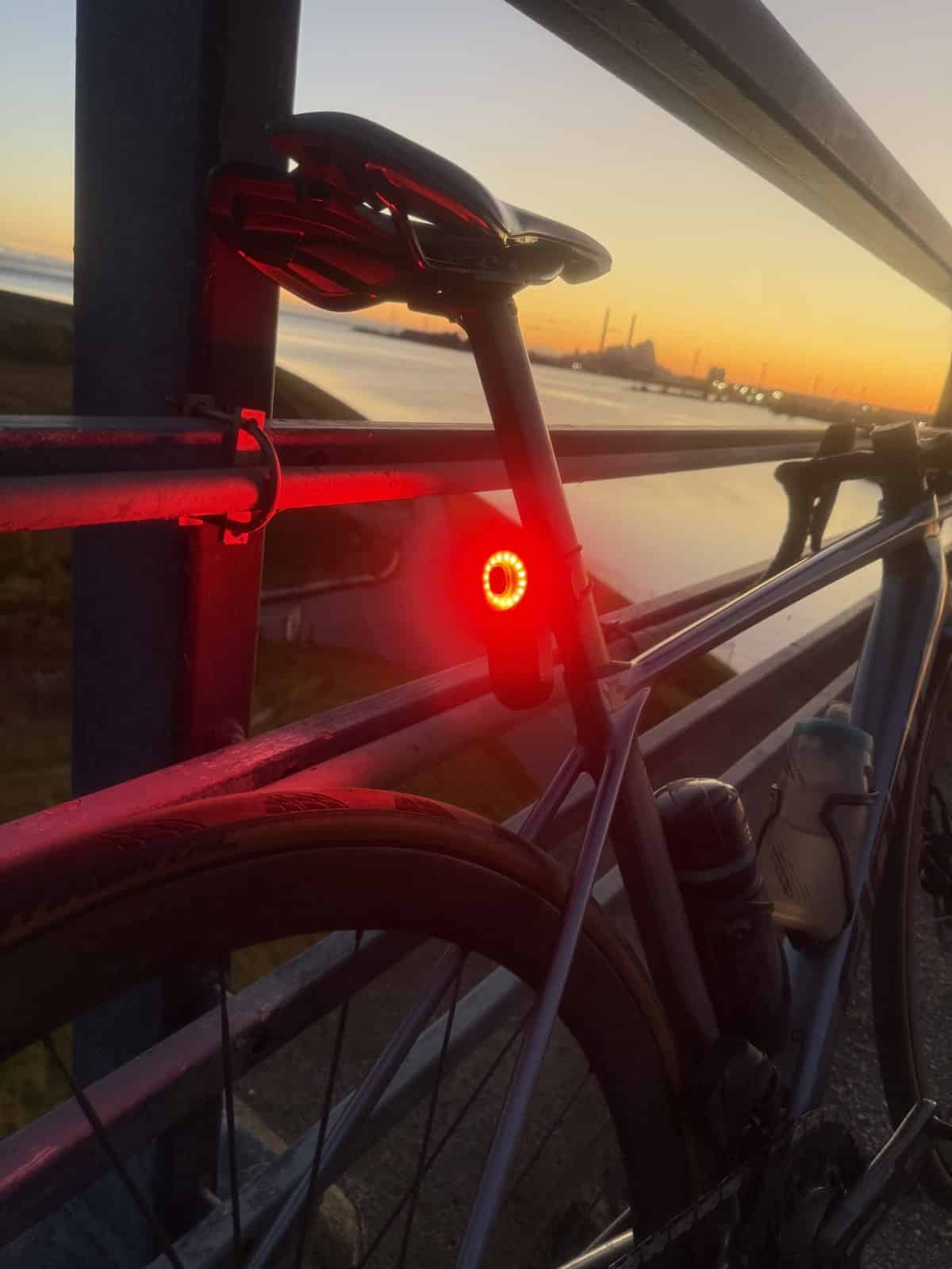 Magene L508 monteret på sadelpinden med baglygtens røde lys tændt