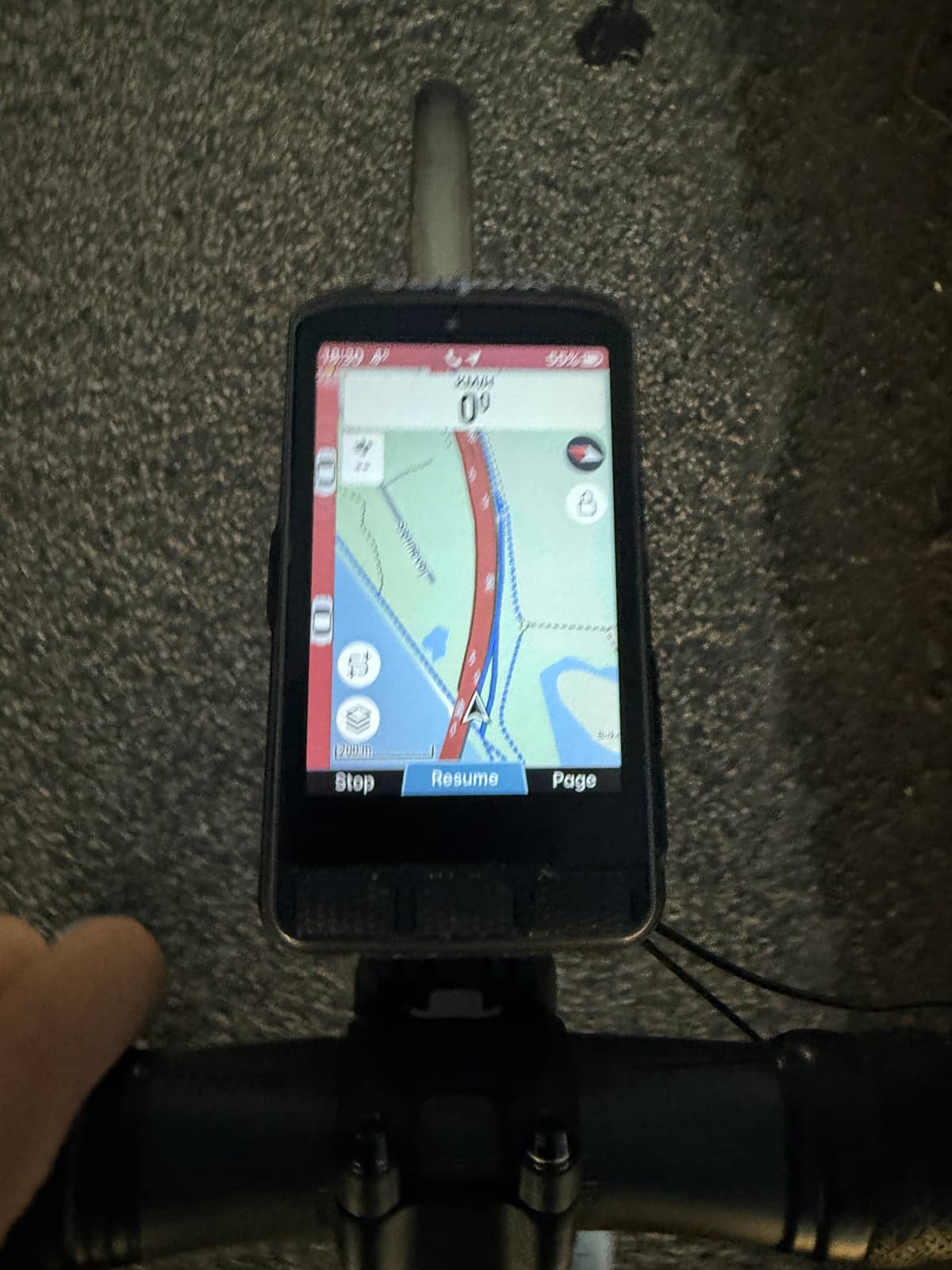 Wahoo ELEMNT ACE med rødt radarfelt og to køretøjsmarkeringer fra Magene L508